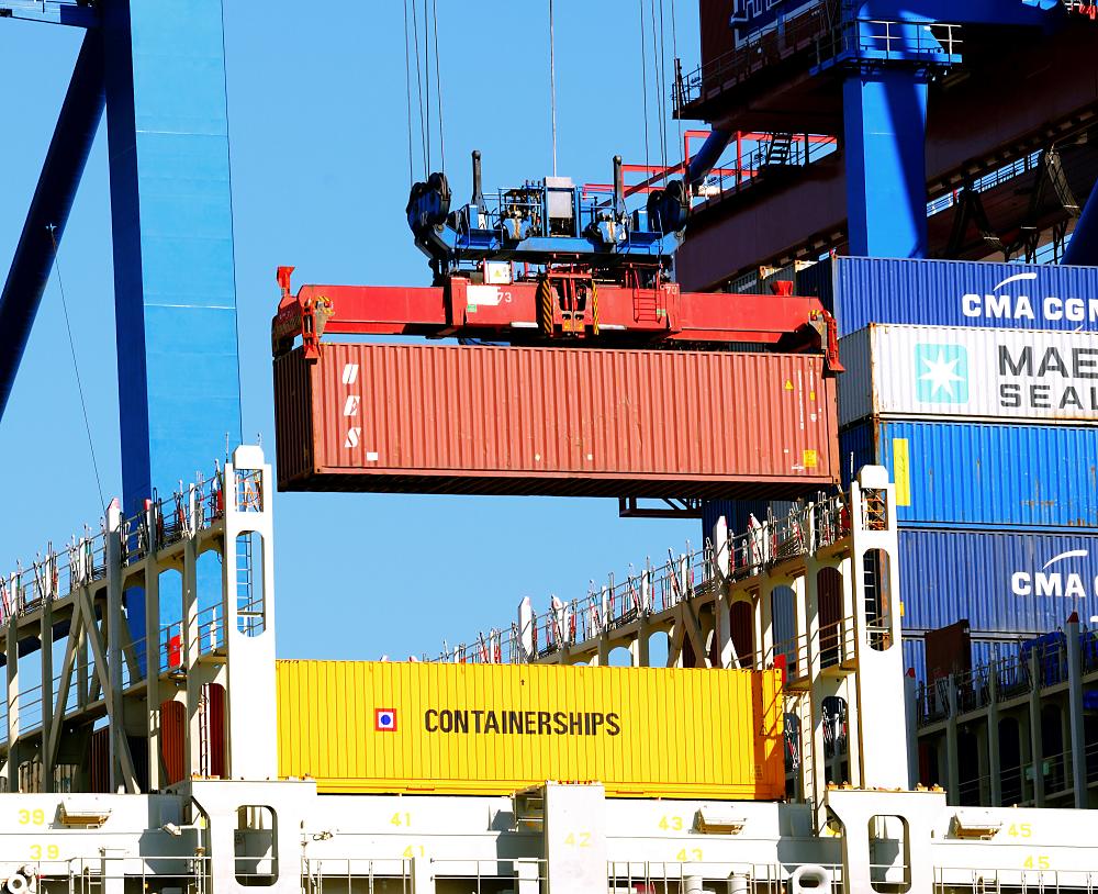 1955_1066 Die Containerladung wird am Terminal Burchardkai gelöscht - Container im Spreader. | Container Terminal Burchardkai CTB
